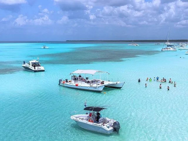 Luftaufnahme von Booten, die im klaren türkisfarbenen Wasser von El Cielo Cozumel vor Anker liegen.
